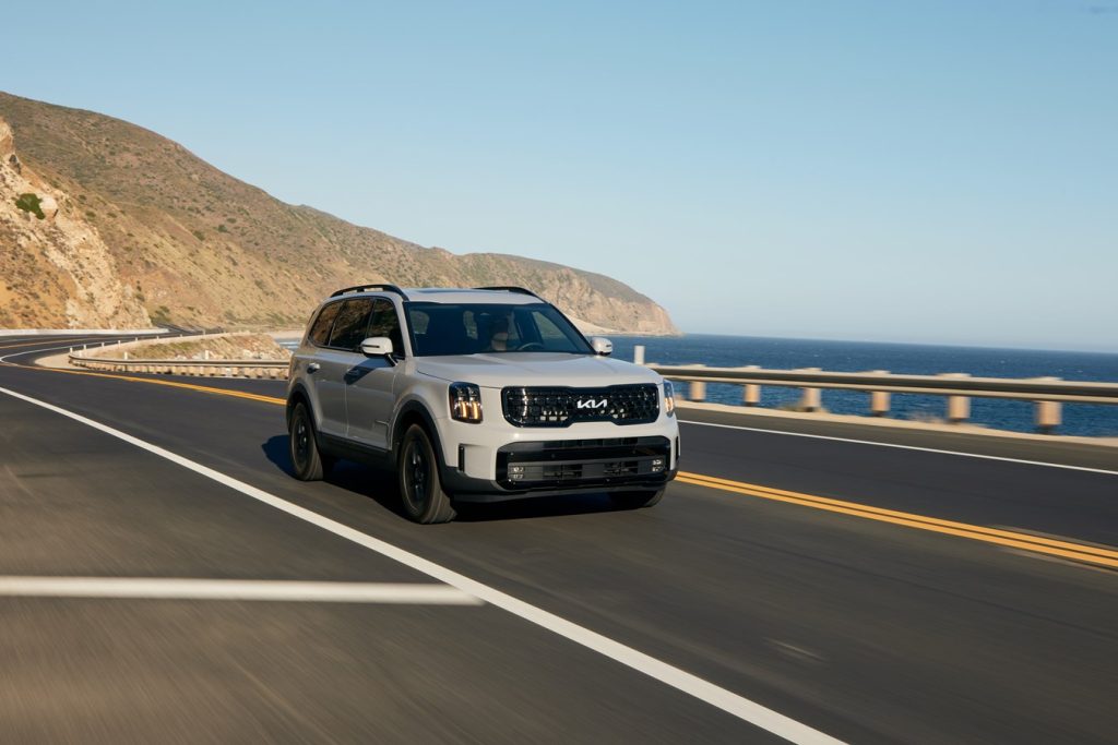 Kia Telluride en carretera, un SUV espacioso y potente para viajes largos.