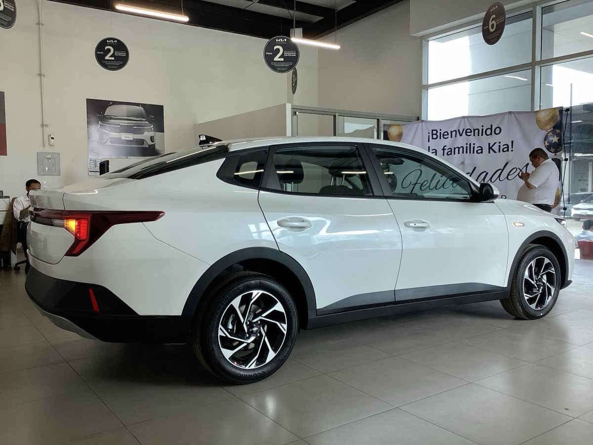 2027 Kia K3 5p EX L4/1.6 Aut