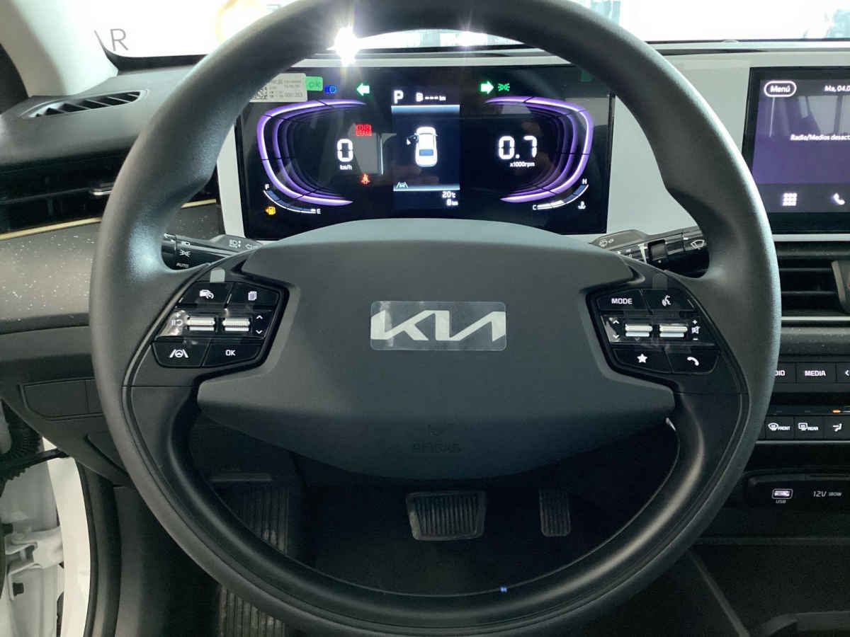 2027 Kia K3 5p EX L4/1.6 Aut