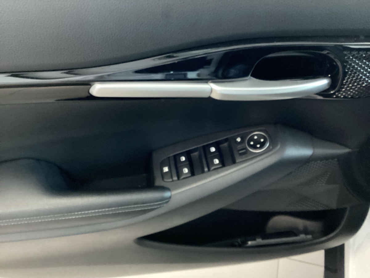 2024 Kia SELTOS 5p SXL L4/1.4/T Aut