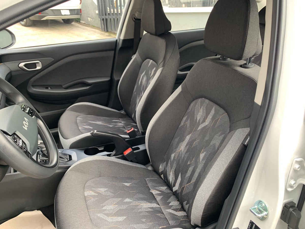 2027 Kia K3 4p LX L4/1.6 Aut